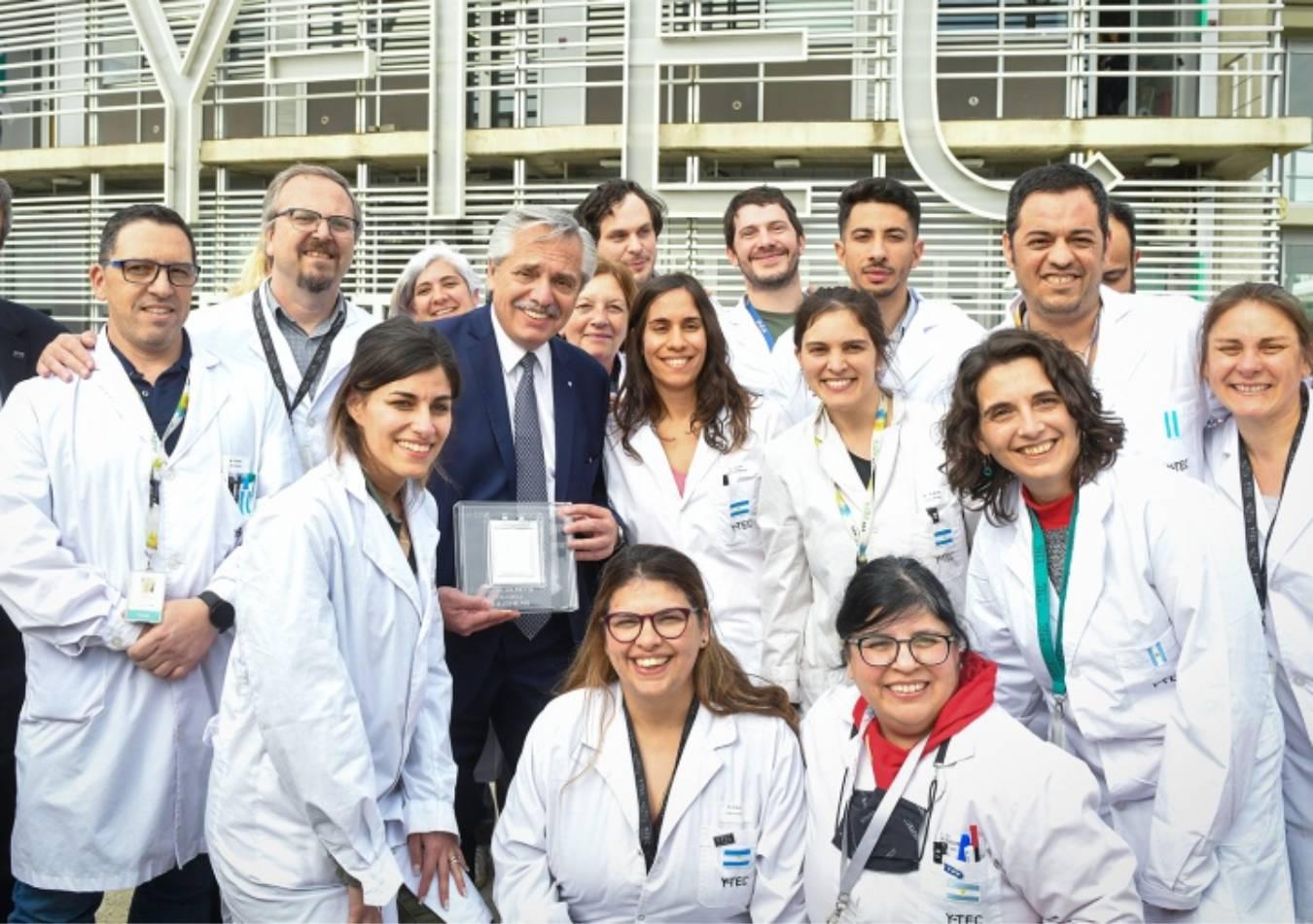 Alberto Fernández visitó una planta de baterías de litio con tecnología china en La Plata (Foto: Presidencia)
