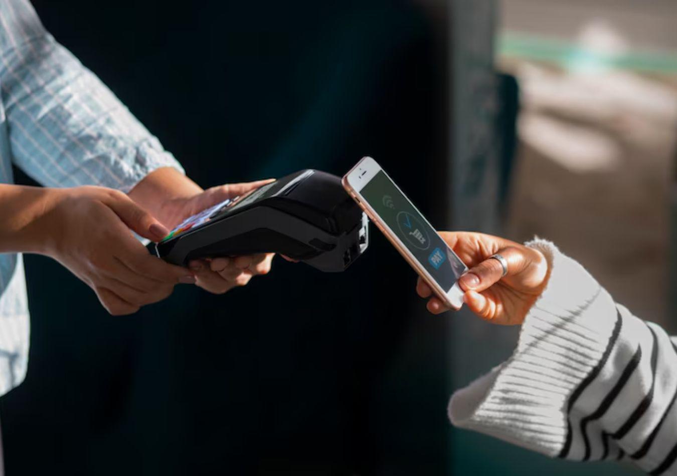 pagar con teléfono móvil - Imagen ilustrativa. (Foto: Freepik)