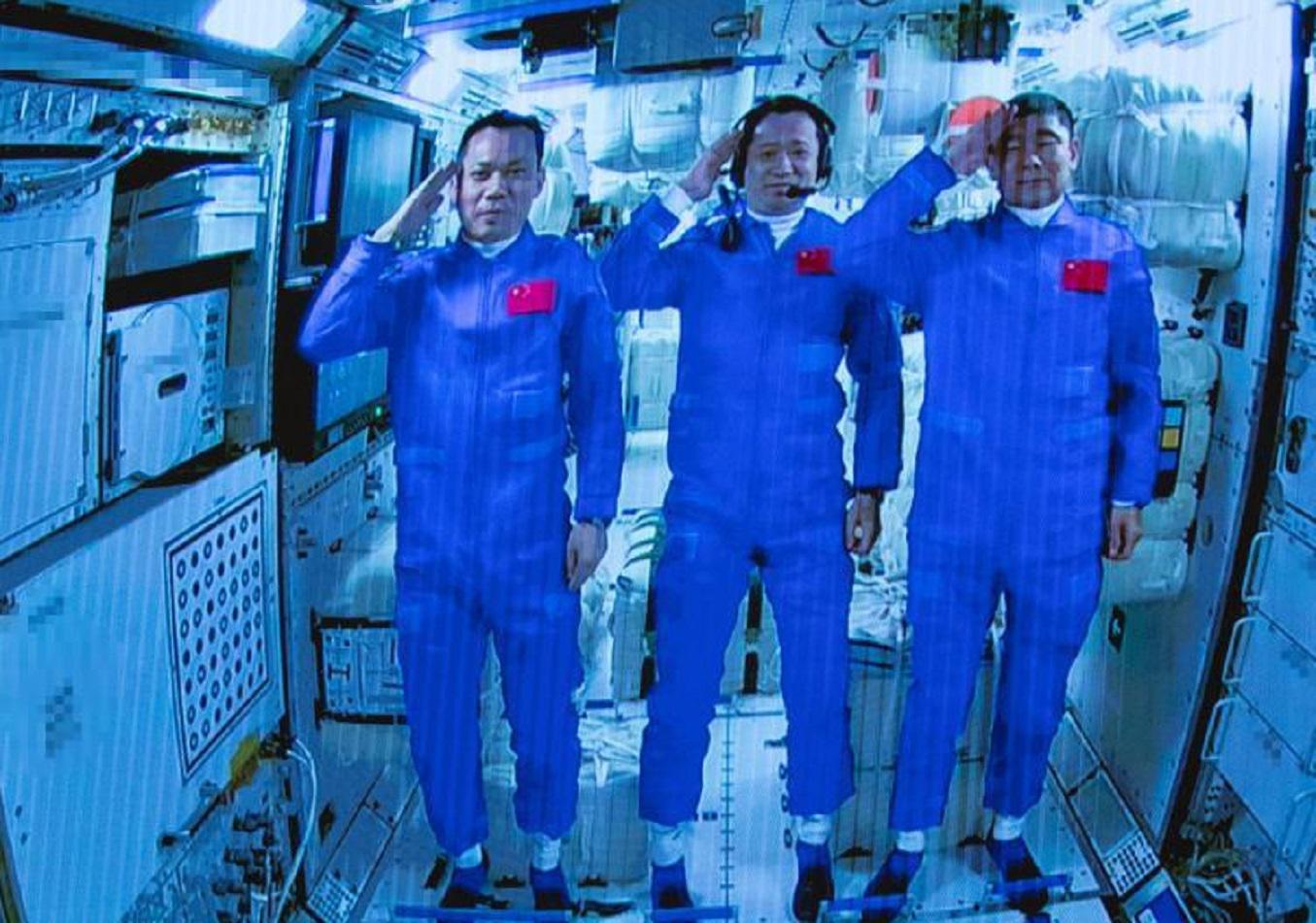 Astronautas en la estacion espacial News.cn OK PORTADA