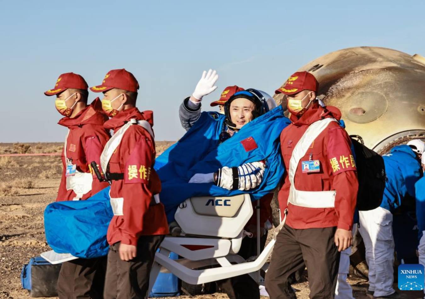 Los astronautas chinos de la misión Shenzhou-16 regresaron con éxito a la Tierra. (Foto: Xinhua)