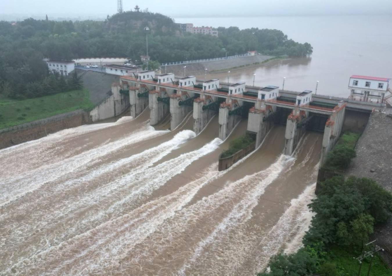 Represa durante fuertes tormentas. (Foto: Xinhua)