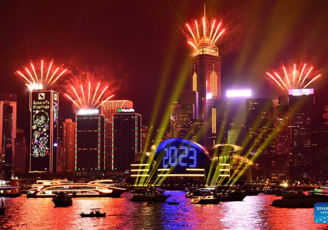 Explosión de fuegos artificiales para celebrar el Año Nuevo en Hong Kong, sur de China, el 1 de enero de 2023. (Xinhua/Chen Duo)