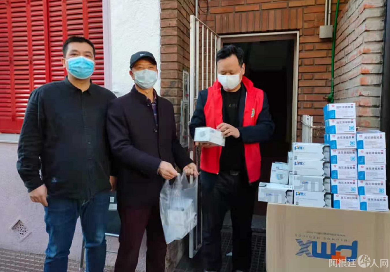 Compatriotas chinos entregaron barbijos y medicamentos