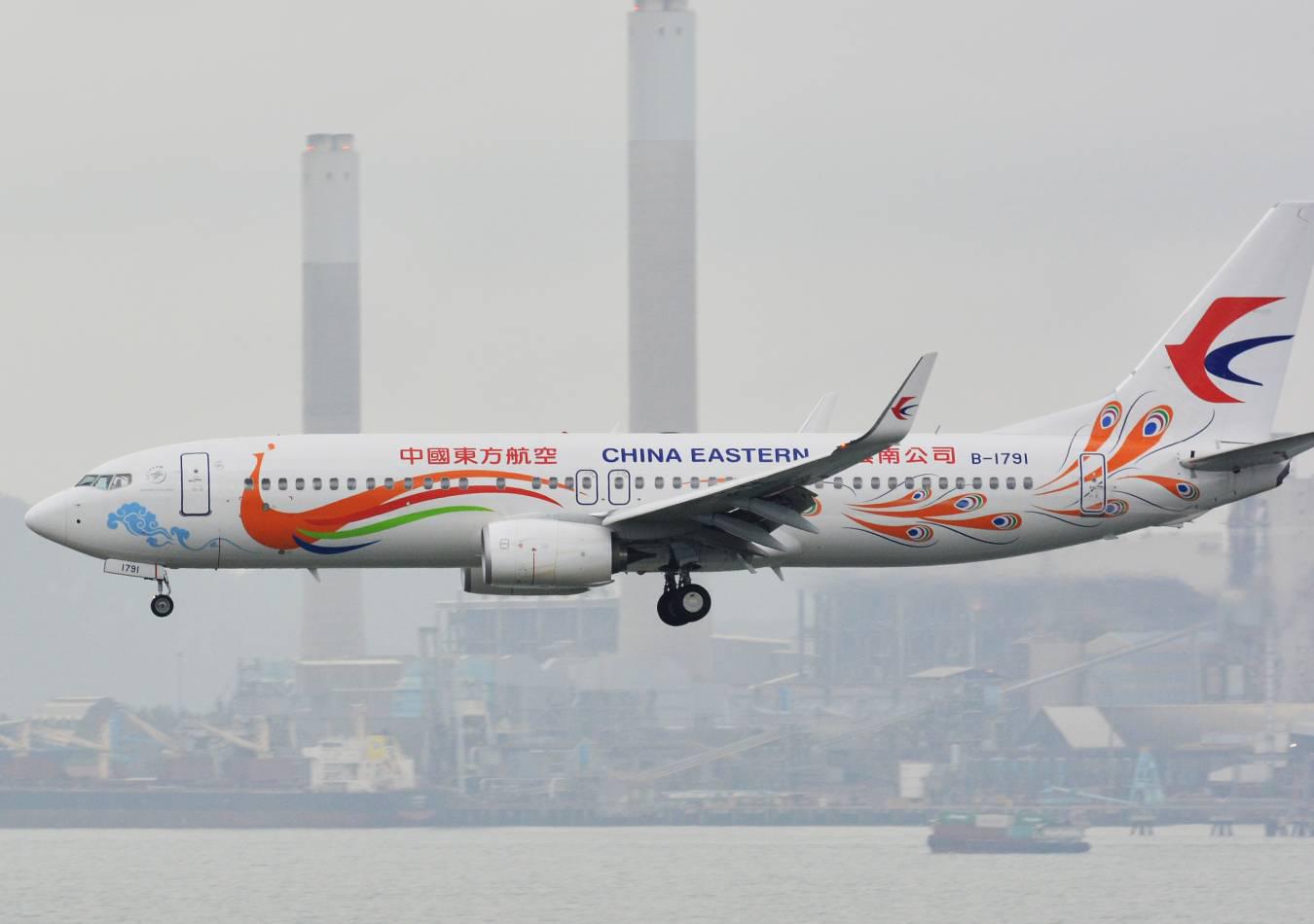 Boeing_737-89P_China_Eastern_Airlines_(Orange_Yunnan_Peacock)_B-1791_HKG (1)