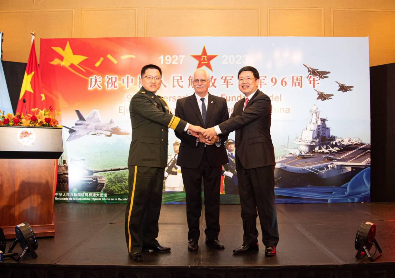 Celebraron un acto en Buenos Aires por el 96° aniversario de la fundación del Ejército Popular de Liberación. (Foto: Prensa)
