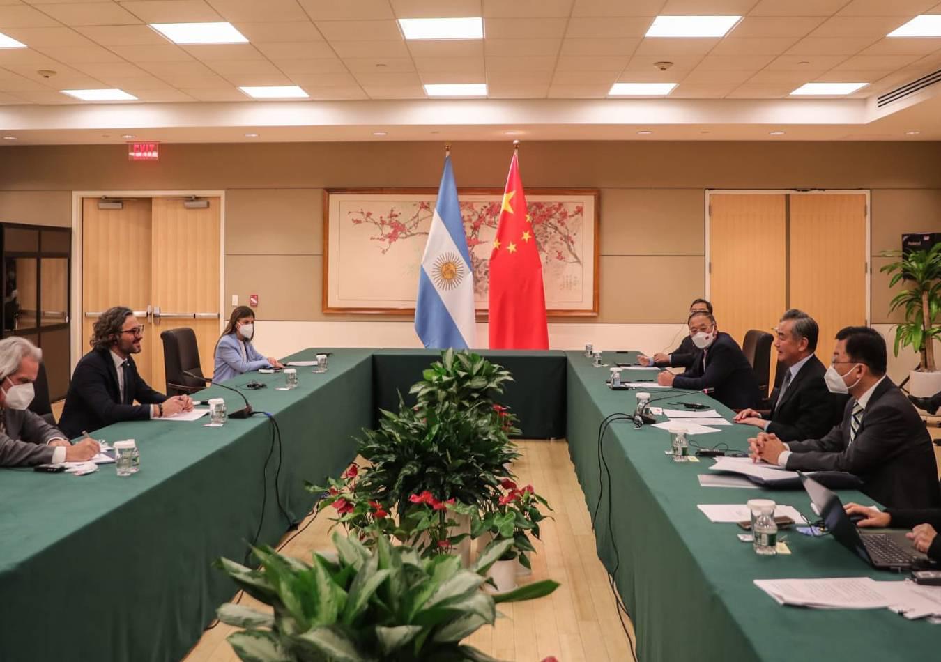 Cafiero y Wang Yi (Foto: @SantiagoCafiero)