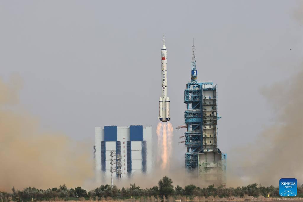 China lanzó una misión tripulada al espacio: por primera vez, uno de los astronautas es un civil. (Foto Xinhua)