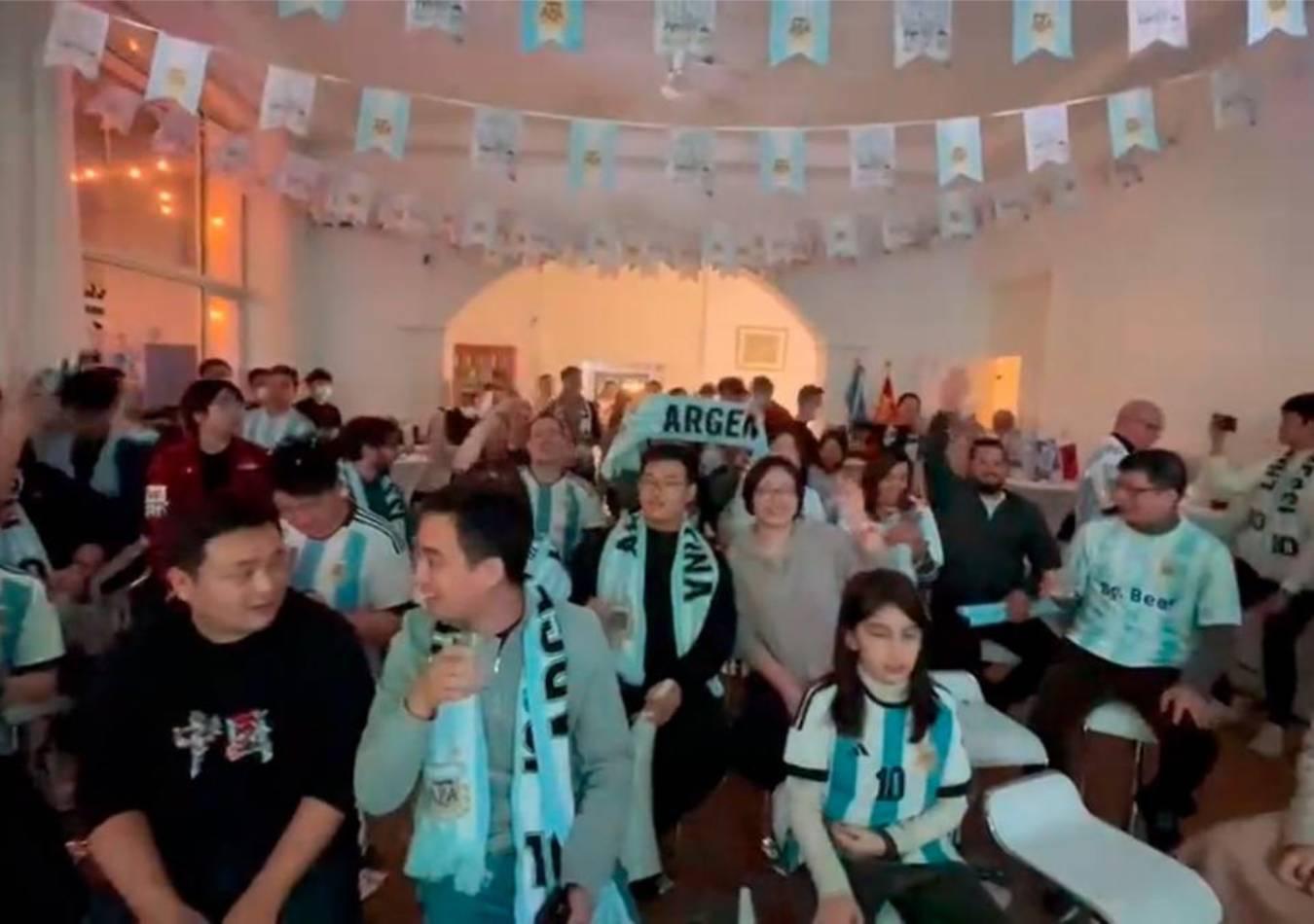 Más de cien chinos fanáticos de la Selección vieron el partido en la Embajada de Beijing. (Foto: Captura Twiiter/Télam)