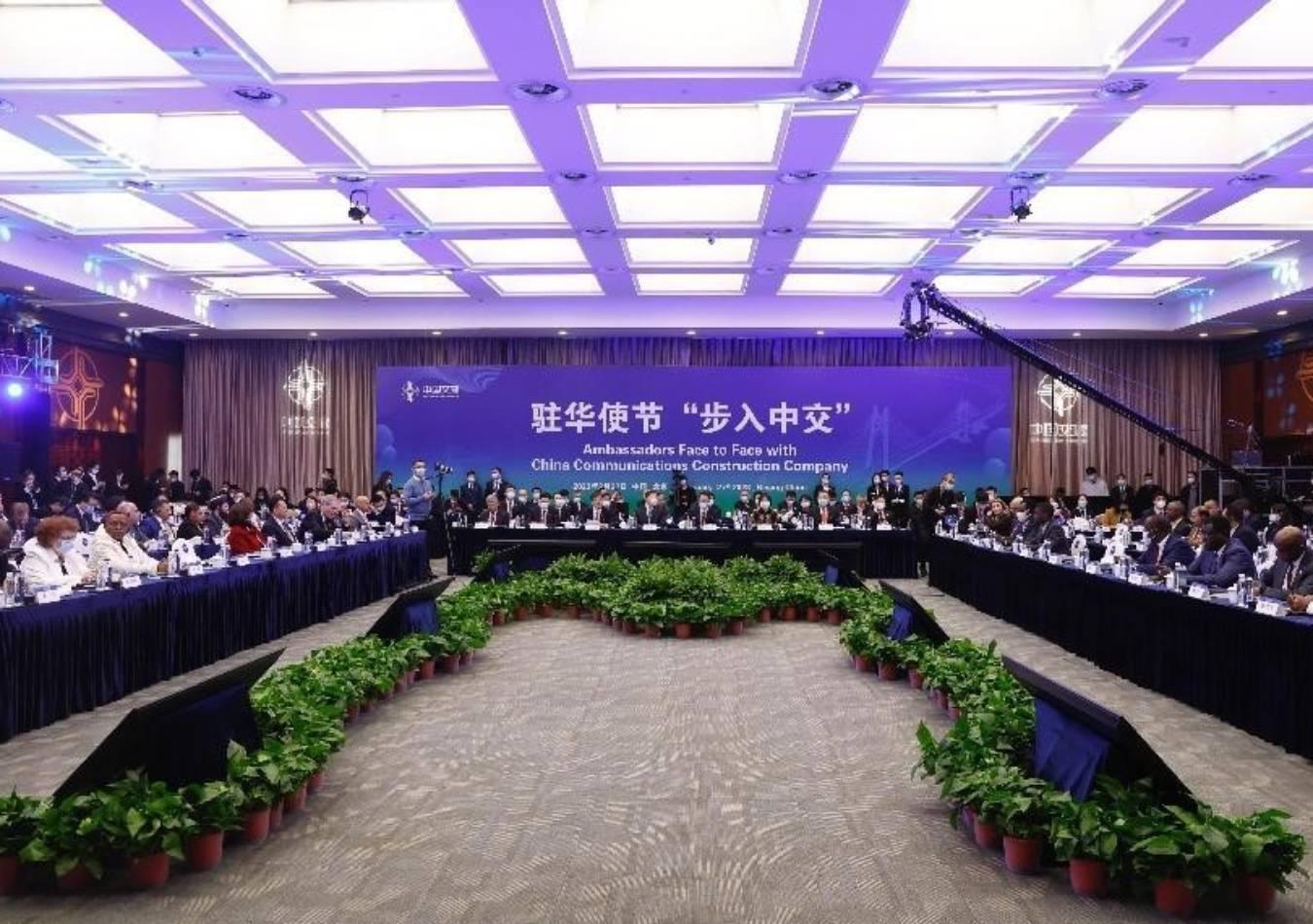 Enviados diplomáticos extranjeros visitaron la Compañía de Construcción de Comunicaciones de China. (People's Daily/Li Xiao)