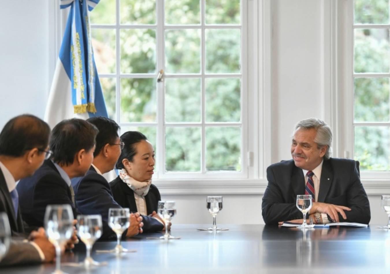Fernández junto a representantes empresa china Gotion High Tech. (Foto: Presidencia)
