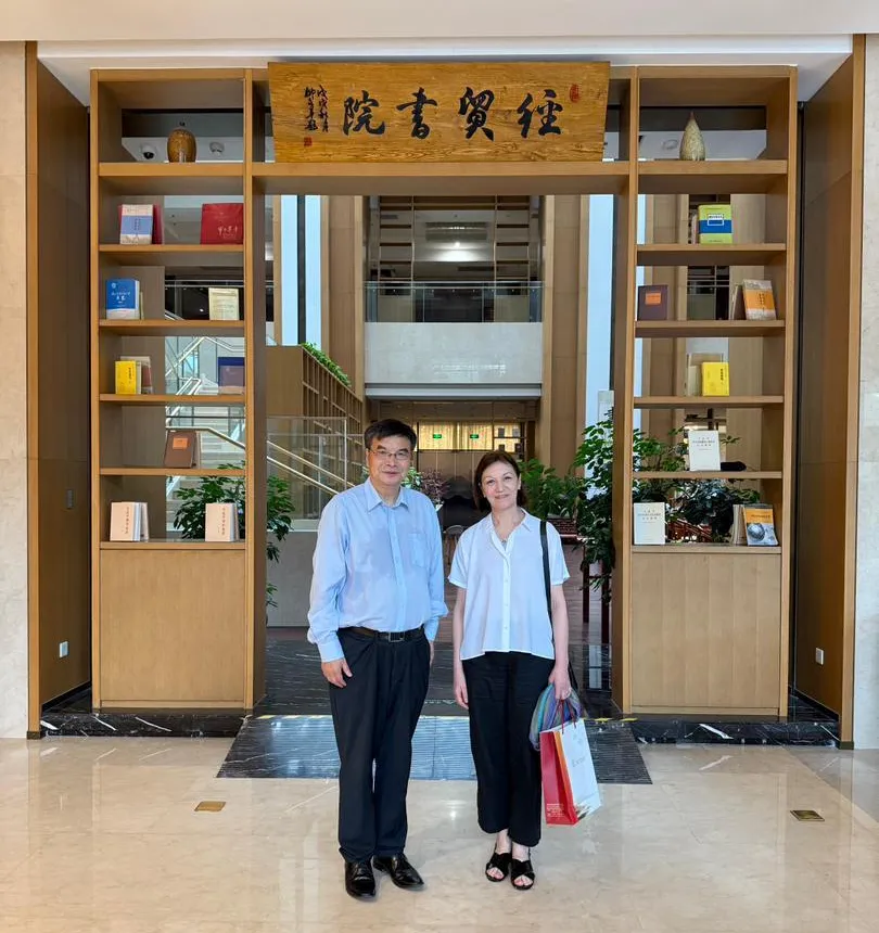 Zhao-Zhongxiu-rector-de-la-UIBE-y-Diana-B.-Wechsler-vicerrectora-de-UNTREF