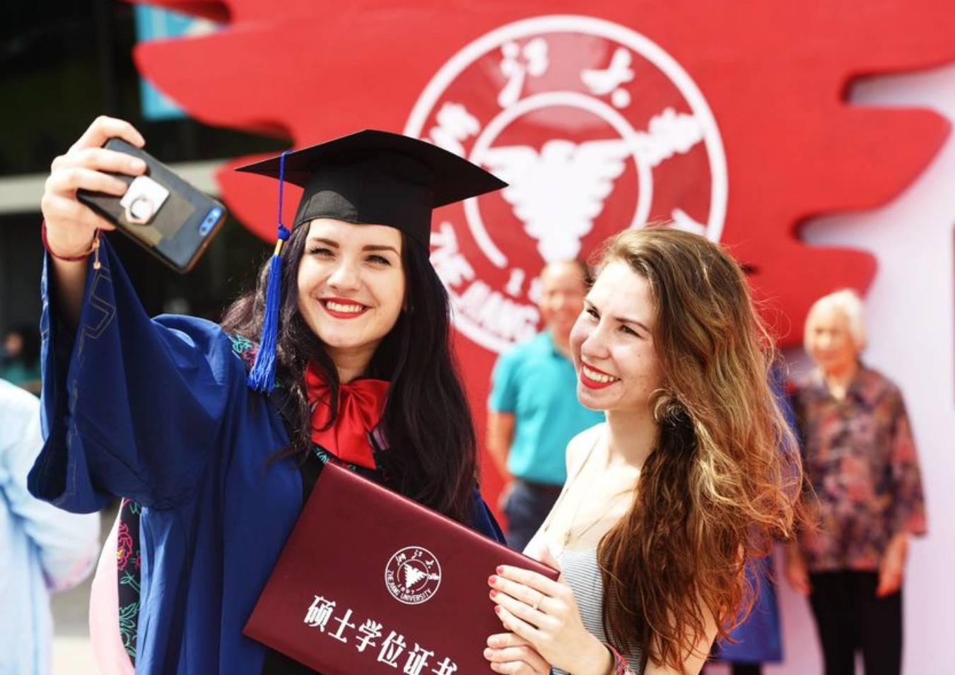 Una estudiante extranjera se toma un selfi en la Universidad de Zhejiang en Hangzhou, capital de la provincia oriental china de Zhejiang, el 28 de junio de 2018. (Xinhua - Long Wei) (1)