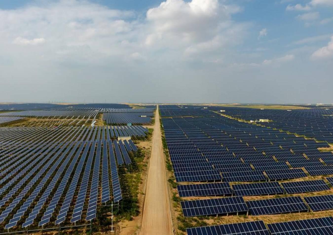 China instala grandes parques solares y eólicos en el desierto de Kubuqi. (Foto: Xinhua)
