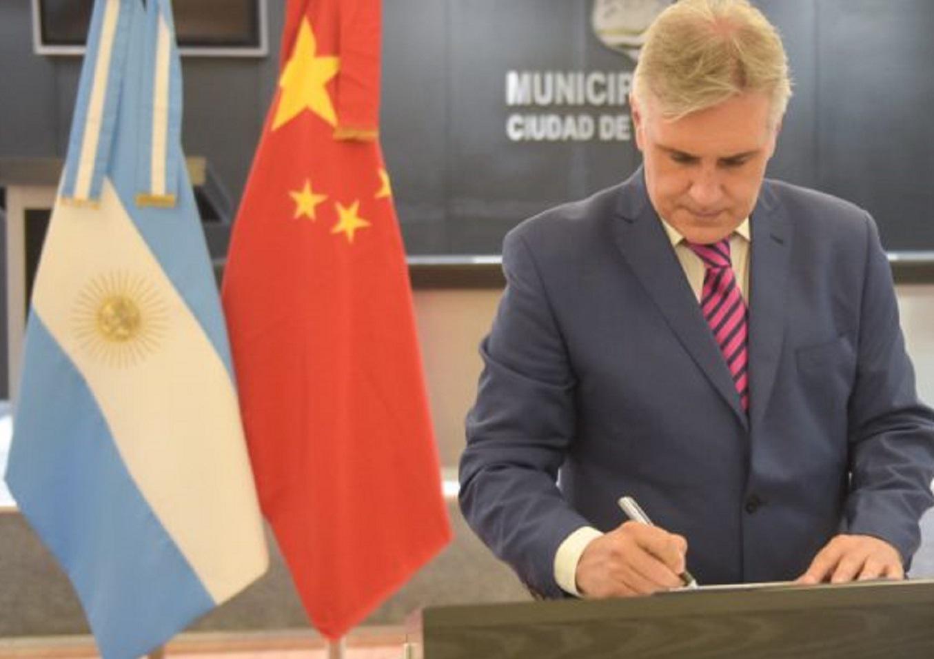 Intendente de Cordoba Llaryora firma con Hangzhou - Foto Gob