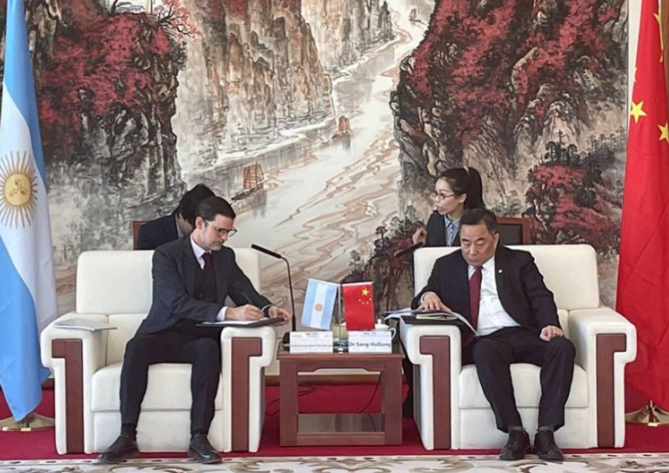 Sabino Vaca Narvaja con China Energy (1)