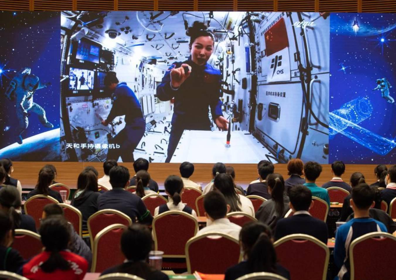 Wang y astronautas dan clase desde el espacio - Xinhua (1)