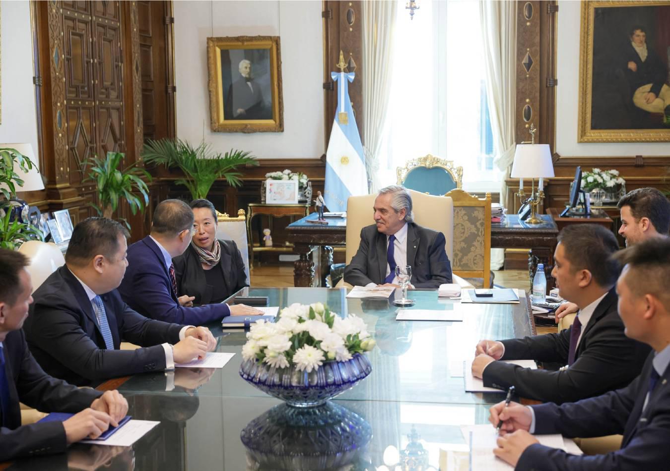 Alberto Fernández se reunió con las autoridades de la empresa china Wuhan Yangluo Port. (Foto: Prensa Casa Rosada)