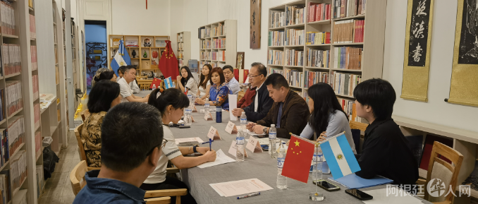 Delegados de la Universidad de Jinan promueven la enseñanza del idioma chino. (Foto: argchina.com)