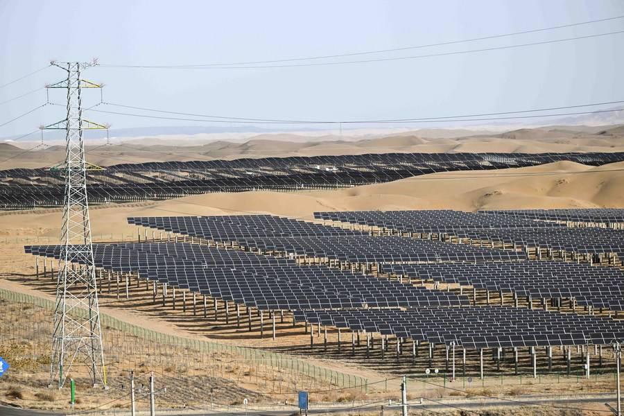 China instala grandes parques solares y eólicos en el desierto de Kubuqi. (Foto: Xinhua)