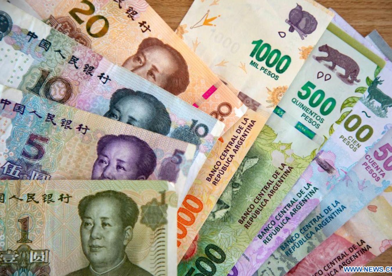 yuanes y pesos argentinos. (Foto: Xinhua/Martín Zabala)