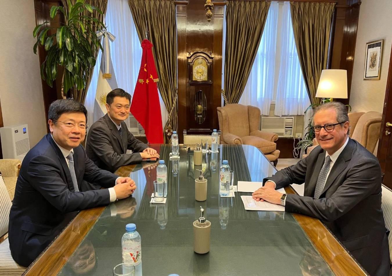 Zou Xiaoli y Miguel Pesce. (Foto: Twitter de la Embajada de China en Argentina)