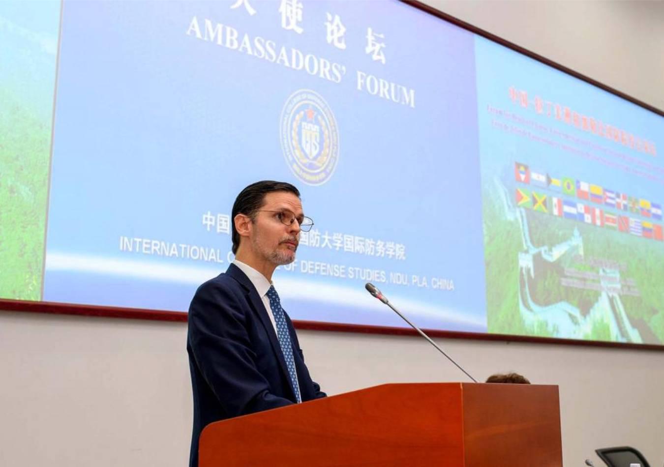 El embajador argentino en Beijing recibió el título de profesor honorario de la Universidad de la Defensa de China. (Foto: Prensa embajada)