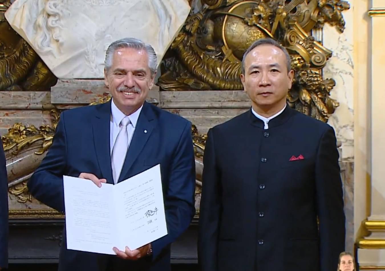 Alberto Fernández recibió las credenciales de Wang Wei.