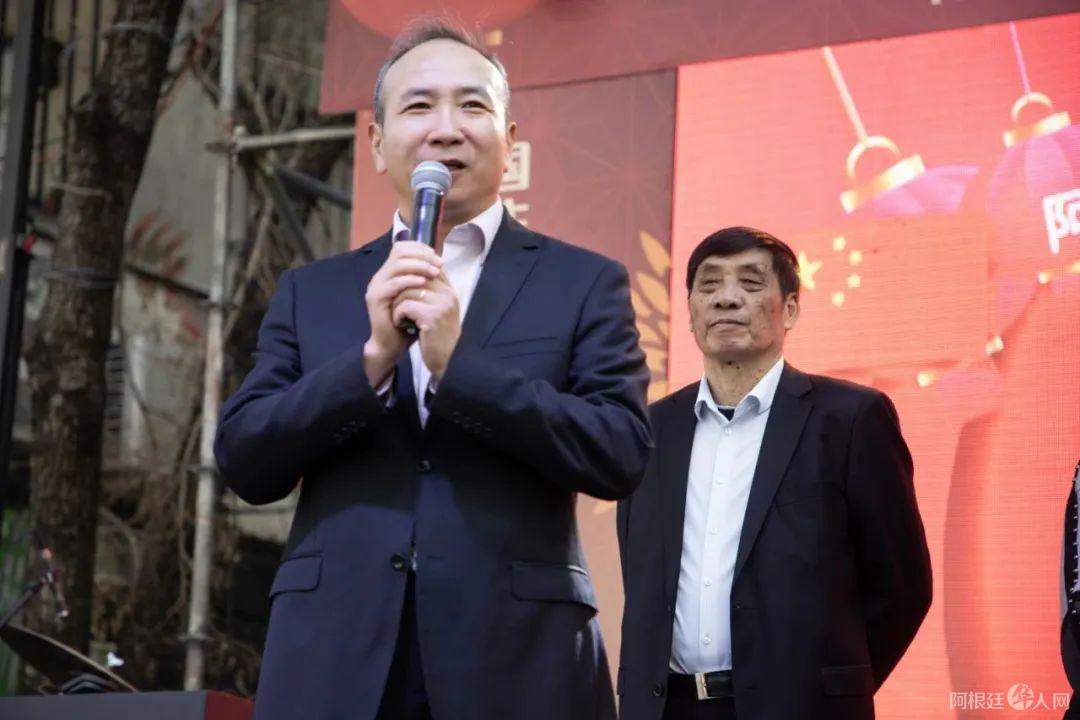 El embajador Wang Wei estuvo presente en el Festival de la Luna y recorrió locales. (Foto: argchina)