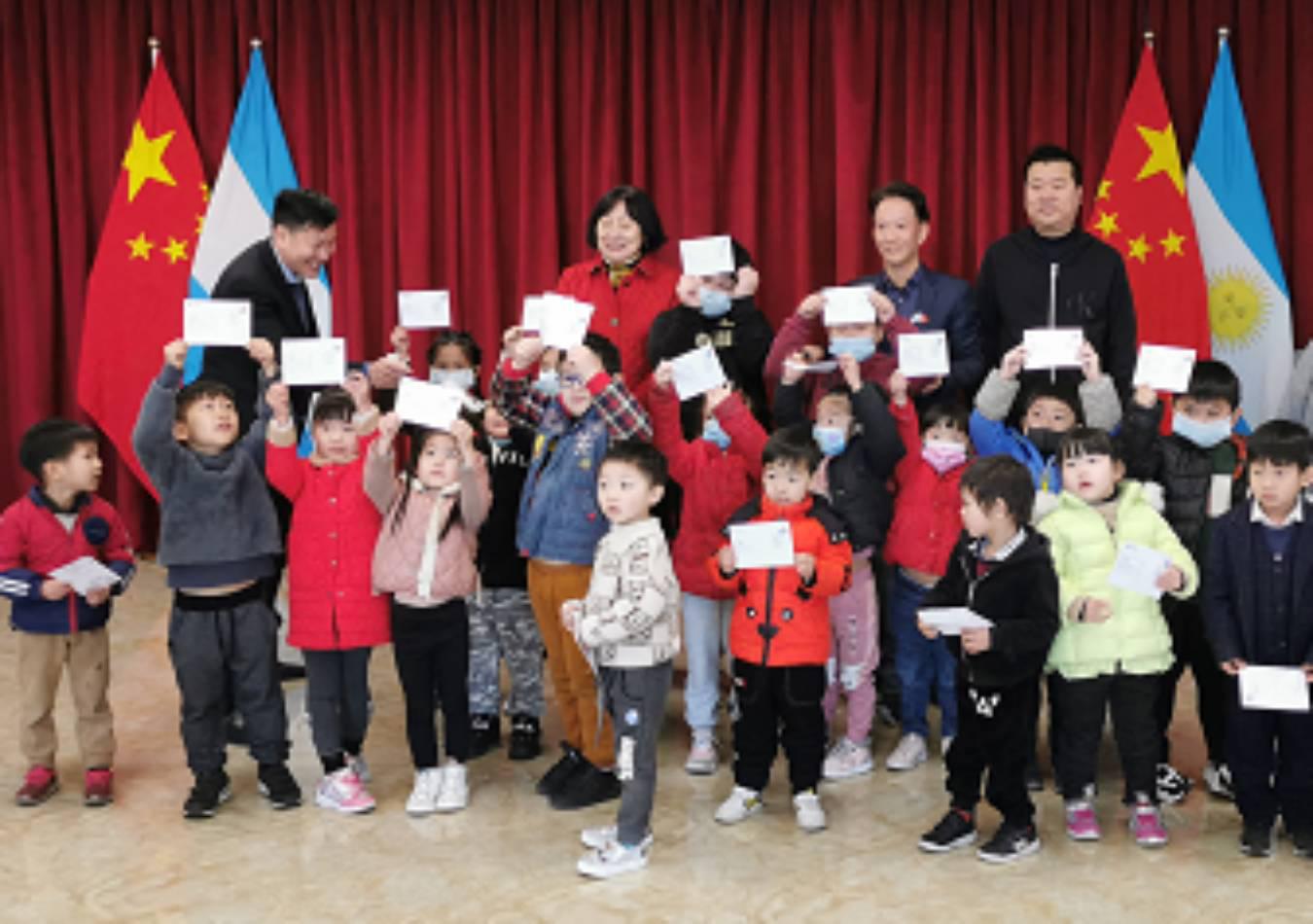 Inauguran una clase para niños descendientes de chinos en Buenos Aires