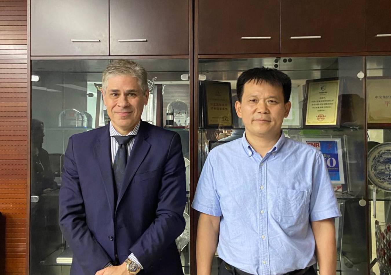 El presidente de YPF se reunió con autoridades de la compañía China Communications Construction. (Foto: twitter.com/YPFoficial)