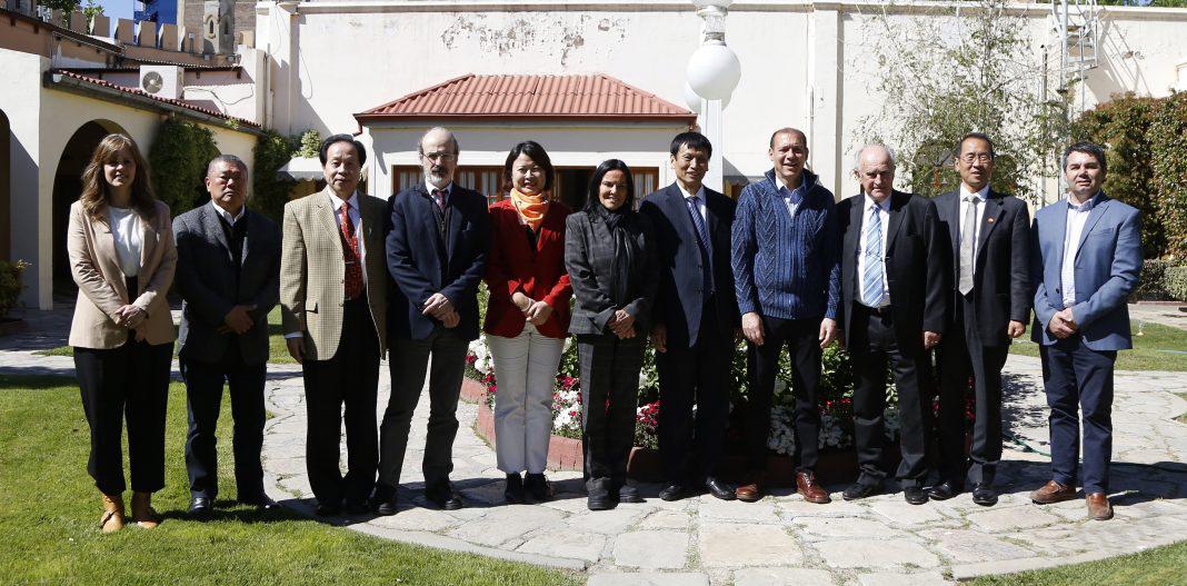 El gobernador de Neuquén se reunió con representantes de empresas mineras de China (Foto: neuqueninforma.gob.ar)