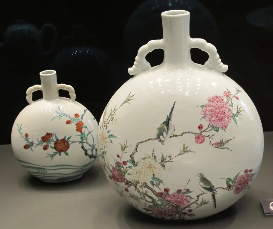 Moon_flasks._Famille_rose._Qing_1723-35._Sir_Percival_David_Collection,_British_Museum