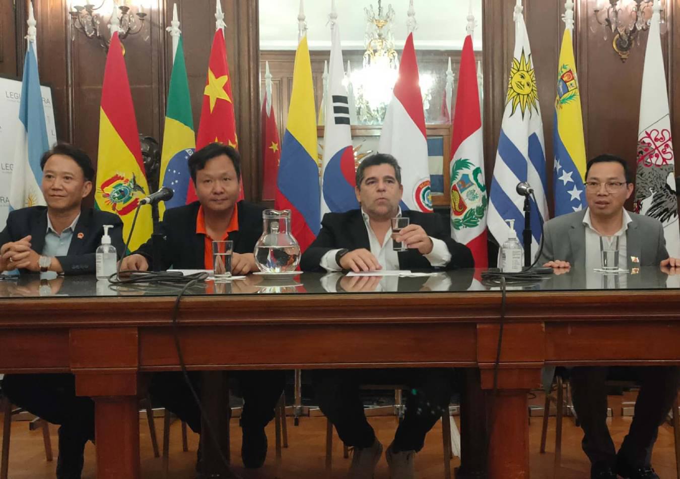 Ceremonia de entrega de premios de la Liga de Fútbol "Copa Migrantes Unidos" (Foto: argchina.com)