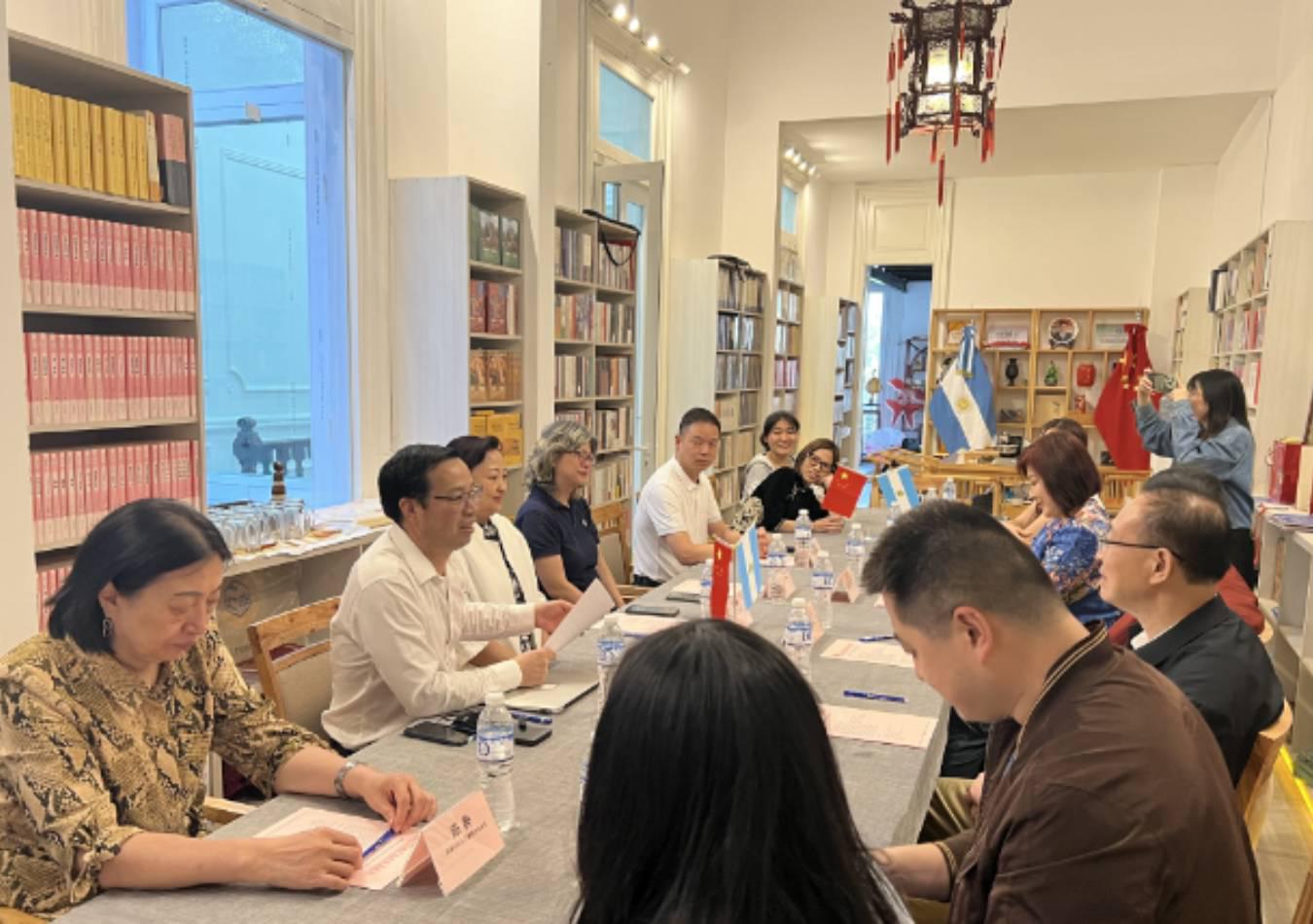 Delegados de la Universidad de Jinan promueven la enseñanza del idioma chino. (Foto: argchina.com)