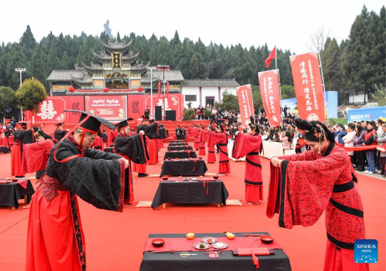 Parejas en una boda masiva en China (Foto: Xinhua)