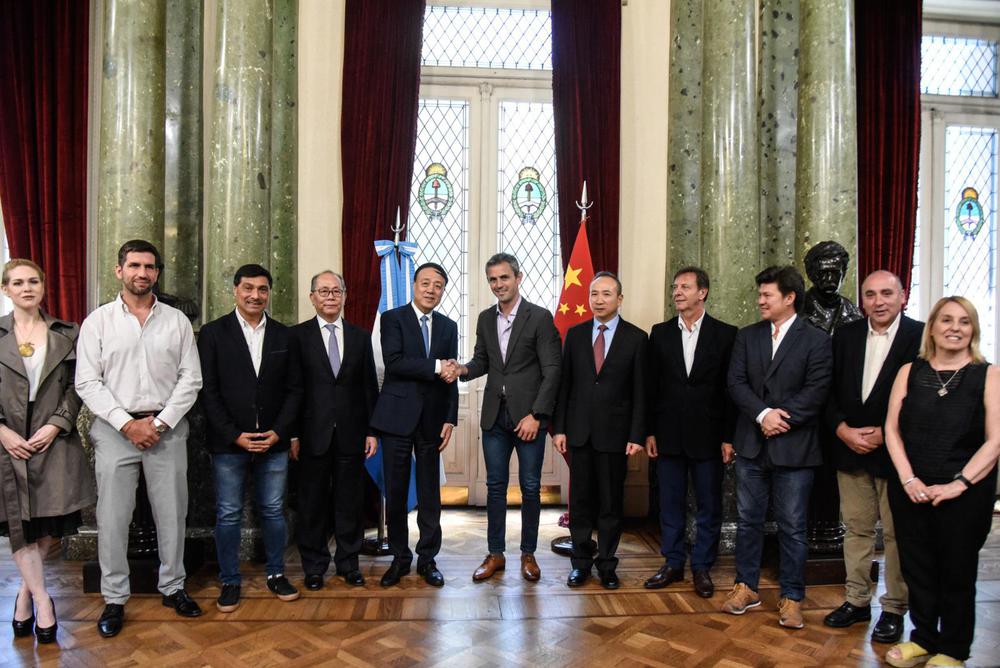 Martin Menem recibio al embajador y a Wu. 