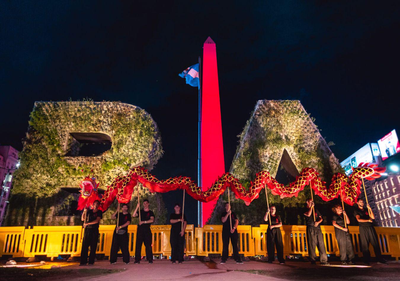 Obelisco iluminado de rojo (Foto: Ruta del Año Nuevo Chino)