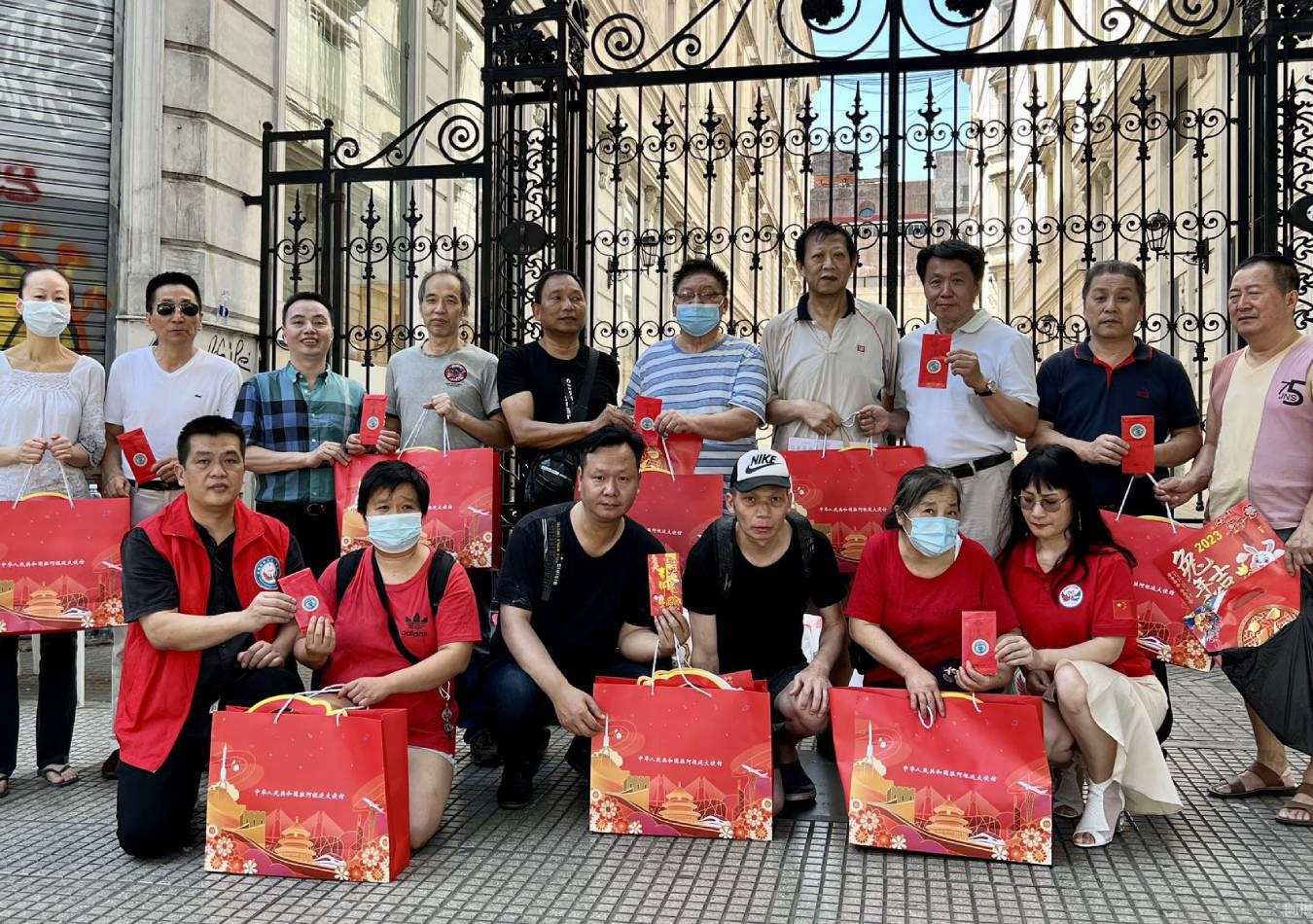 Asociaciones chinas en Argentina distribuyen regalos por el Festival de Primavera. (Foto: Argchina.com)