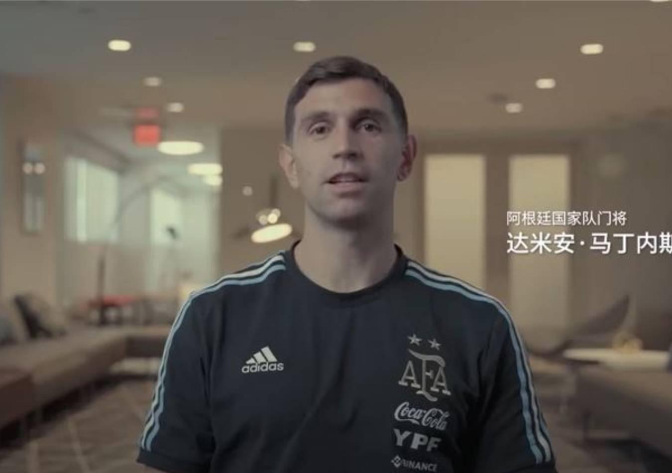 Dibu Martínez, la cara de Mitsubishi. (Foto: Captura)