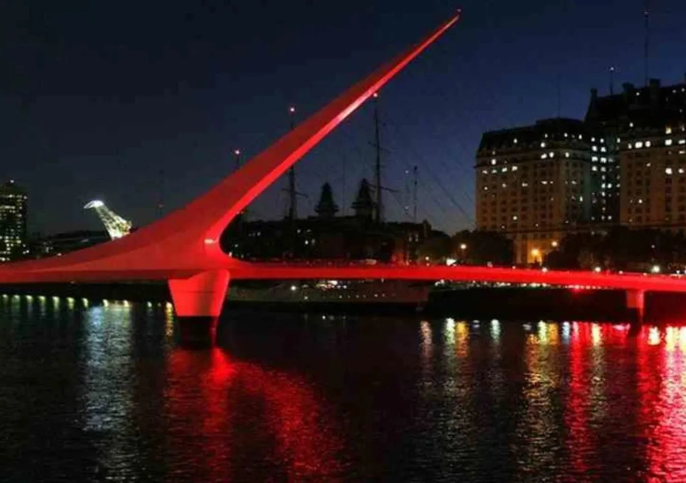Puente de la mujer rojo (Foto: El Litoral)