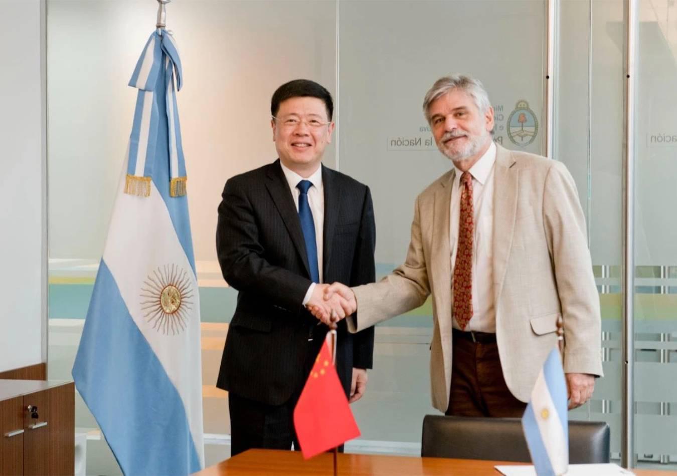 Zou Xiaoli y Daniel Filmus. (Foto: twitter.com/ChinaEmbArg)