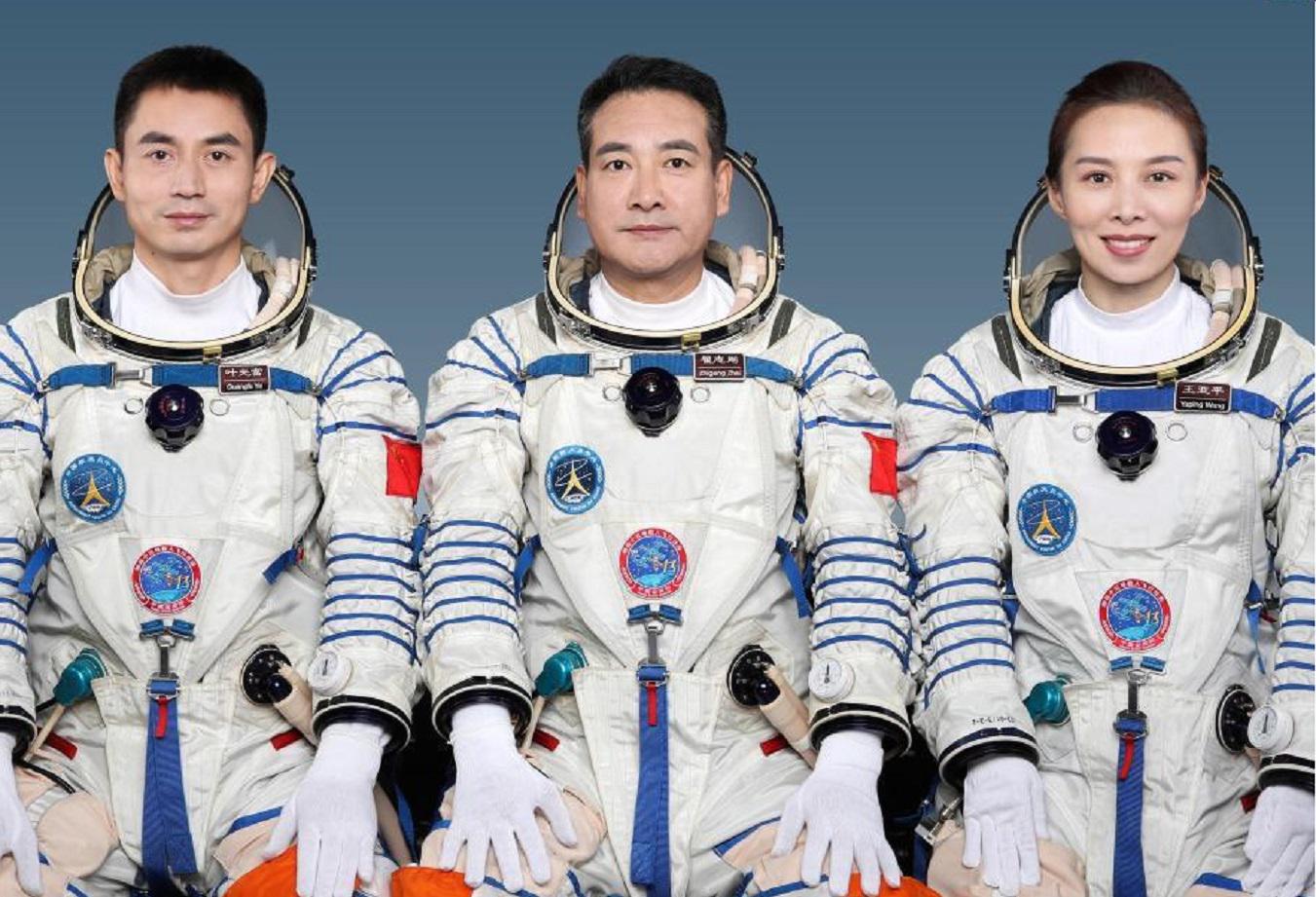 Zhai Zhigang (C), Wang Yaping (R) and Ye Guangfu. Xinhua ASTRONAUTAS OK
