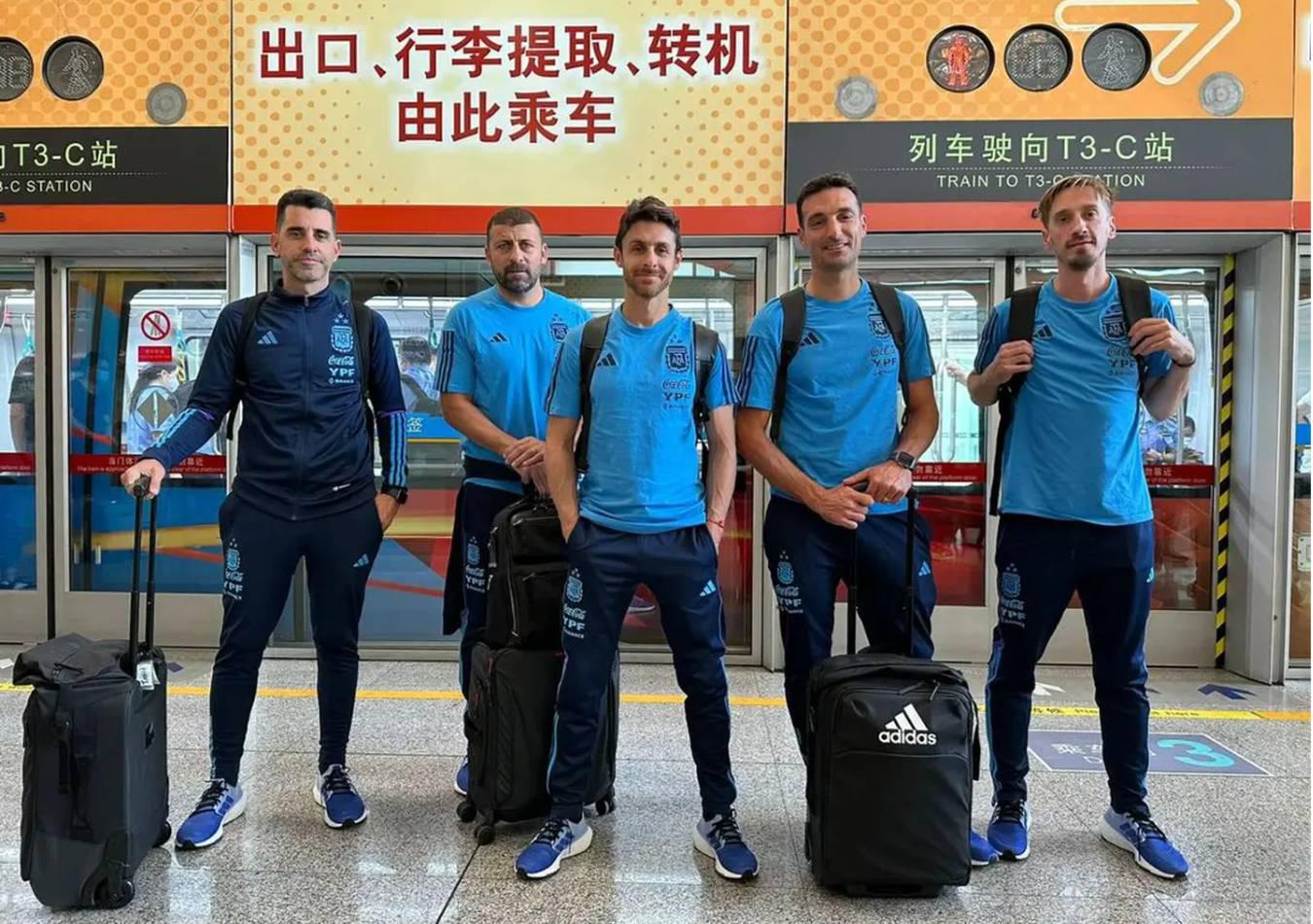 Lionel Scaloni y el cuerpo técnico de la Selección llegaron a China. (Foto: Prensa AFA)