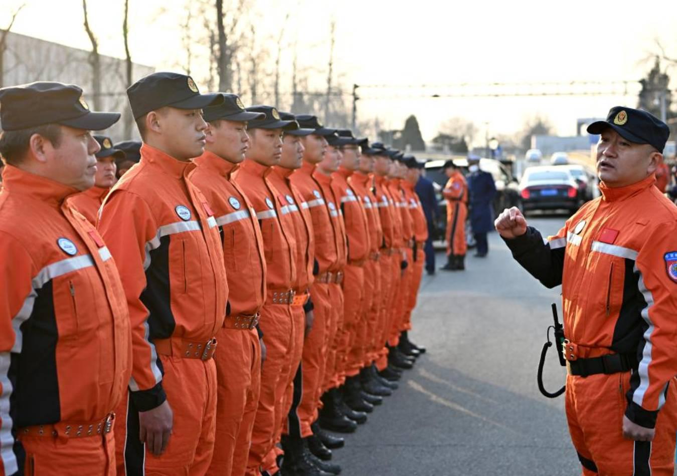 Equipos de rescate trabajan para rescatar sobrvivientes en Turquía. (Foto: Xinhua)