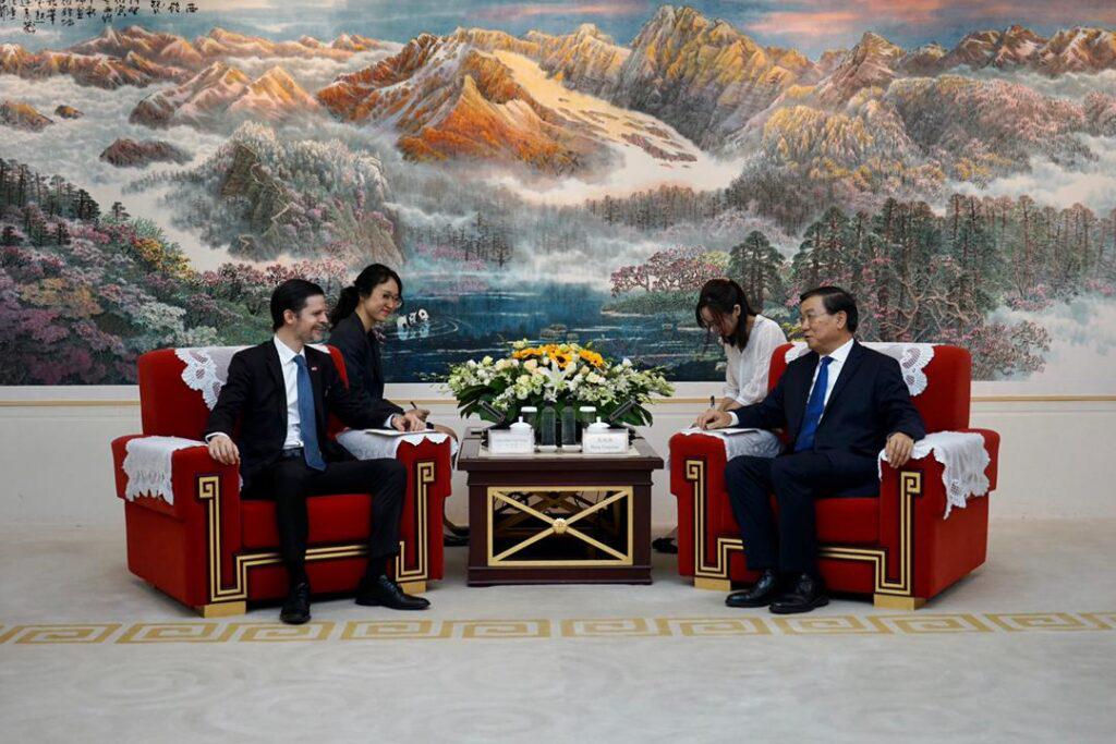 Reunion entre Sabino Vaca Narvaja y el gobernador de Sichuan