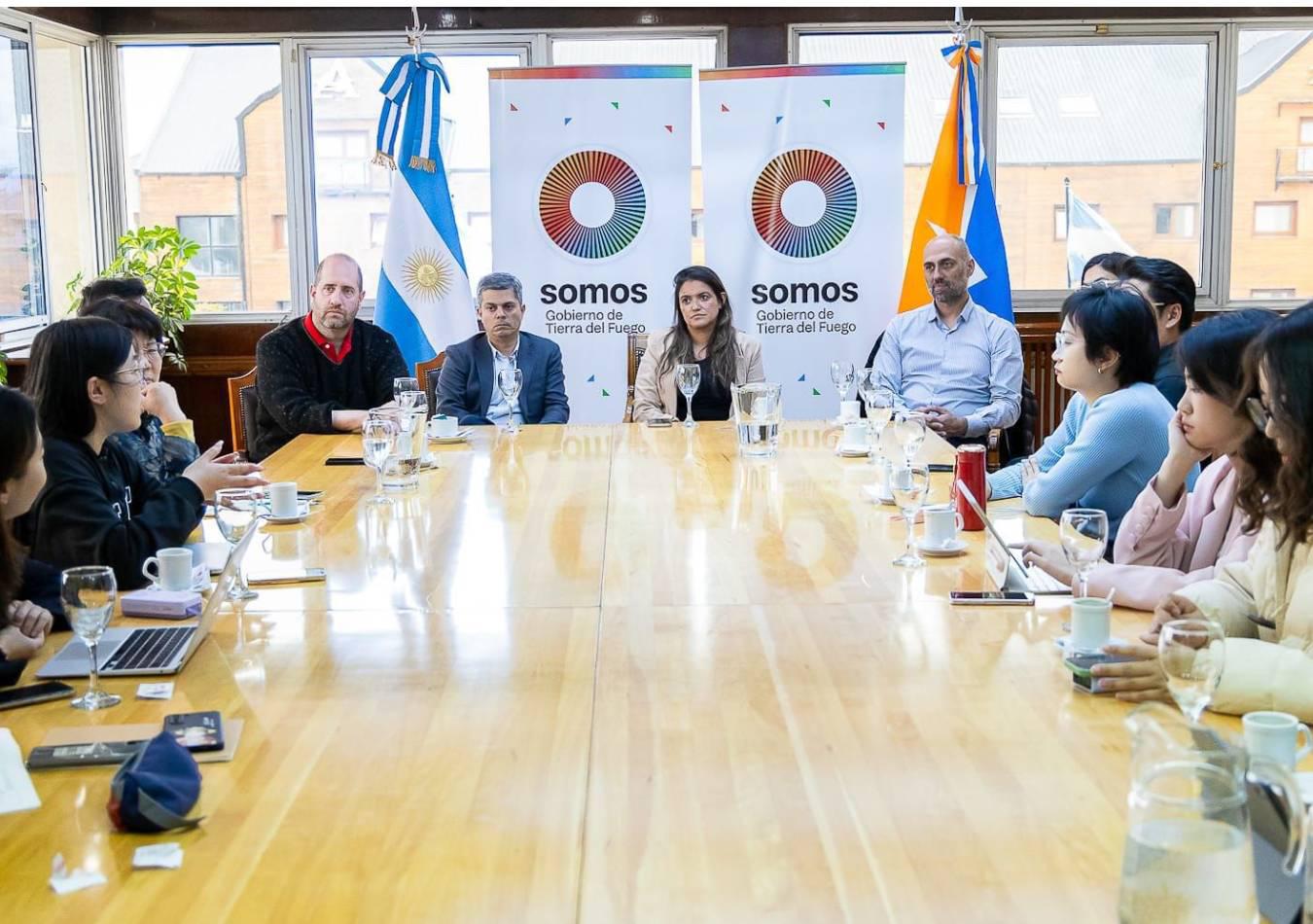 Una delegación de la Universidad de Tsinghua visitó Tierra del Fuego. 