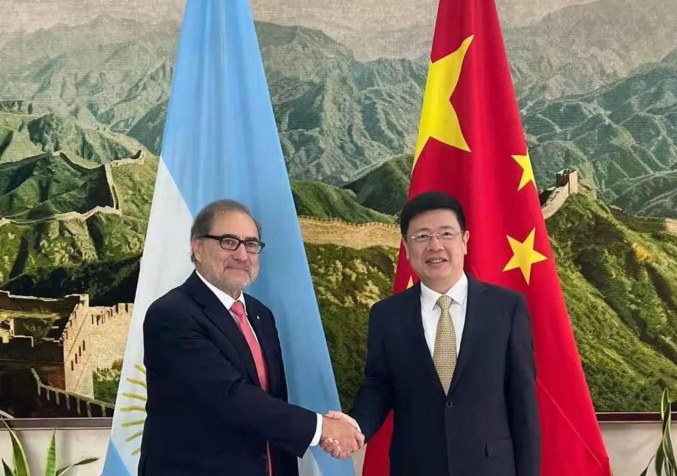 Zou Xiaoli y Jorge Argüello. (Foto: Twitter/EmbArgChina)